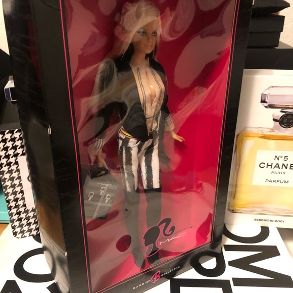 MAC Cosmetics Barbie Doll Gold Label BNIB brand new in box! Mattel - Picture 8 of 8